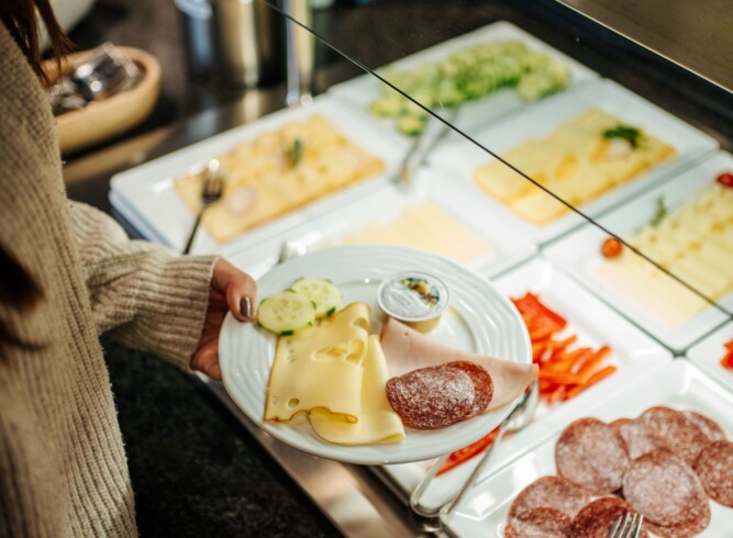 Innenansicht der dekorierten Tische beim Frühstücken und Brunchen in Villach Umgebung