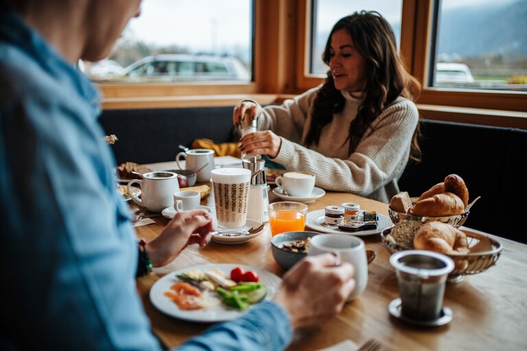 Überblick über die Tische im Restaurant für Brunch und Frühstück bei Villach
