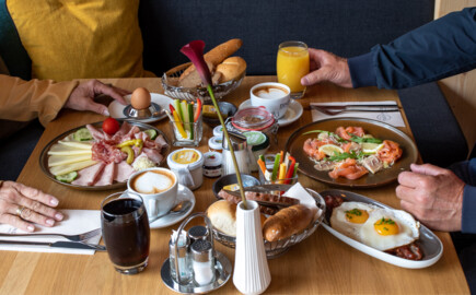 Eine Theke vom Frühstücksbuffet im Gasthaus in Villach Umgebung