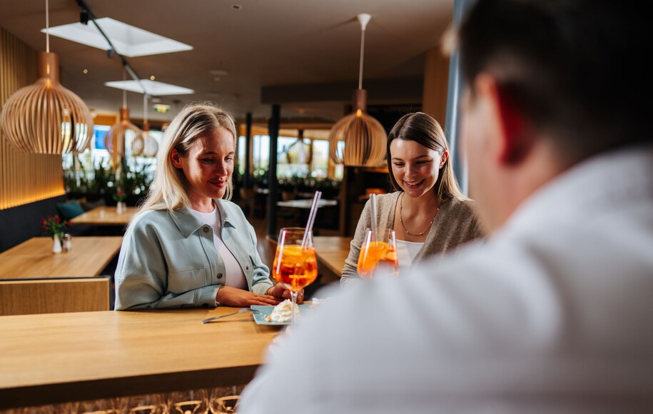 Ein Paar genießt einen Drink an der Bar im Restaurant bei Villach