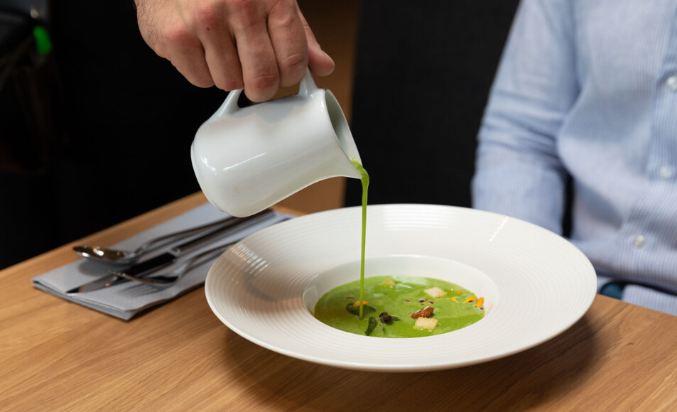 Ein Kellner serviert eine Suppe im Wirtshaus zum TREFFNER